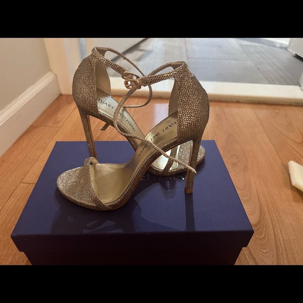 Stuart Weitzman nudistsong